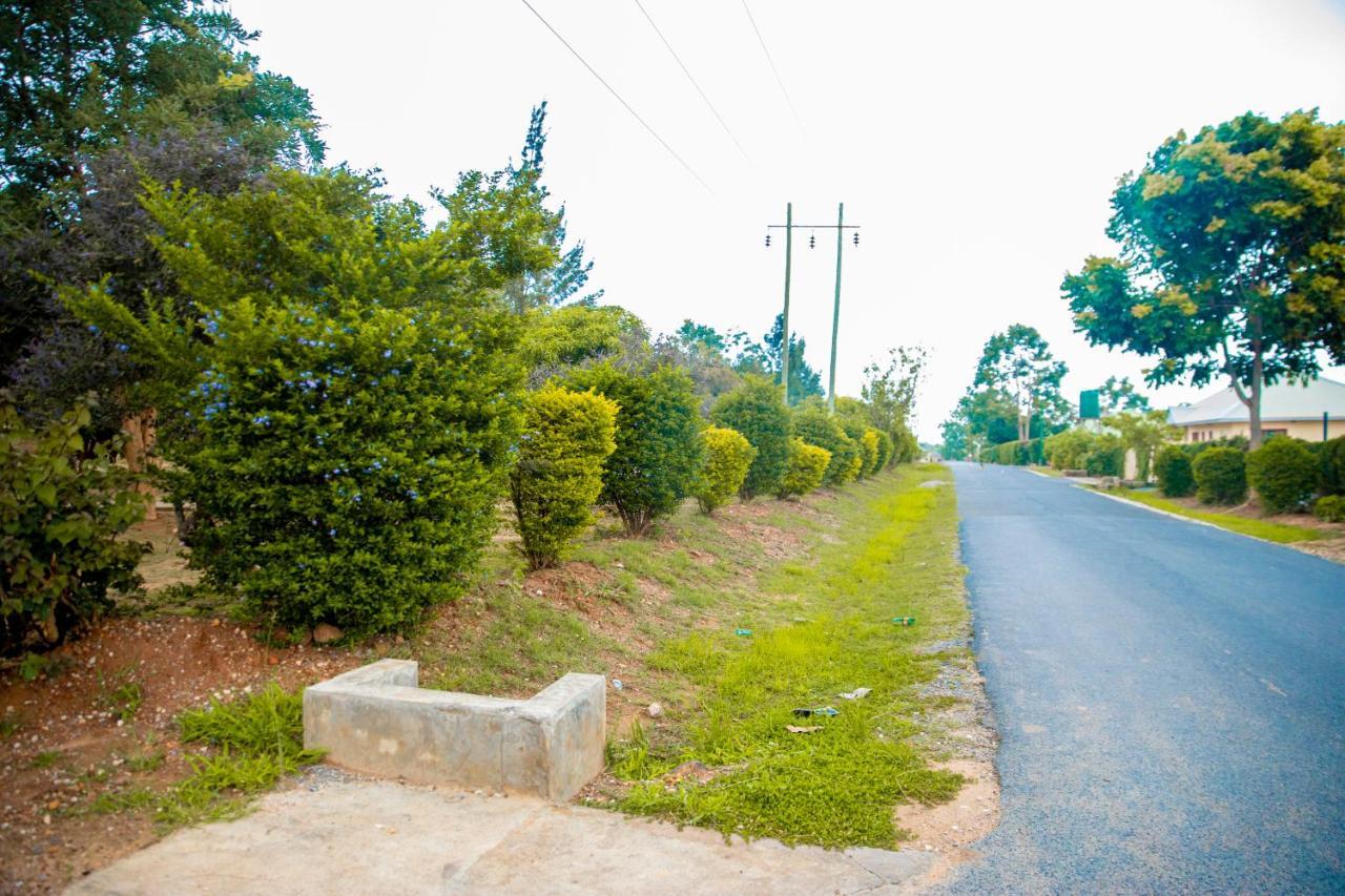 Sanctuary Aparthotel-Ac-Garden- Solar-Wi-Fi -Firepit-Park-Carport ลุซากา ภายนอก รูปภาพ
